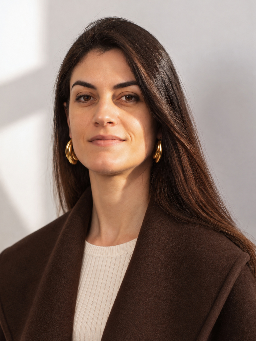 Portrait of Teresa Cacho, founder of arttviz